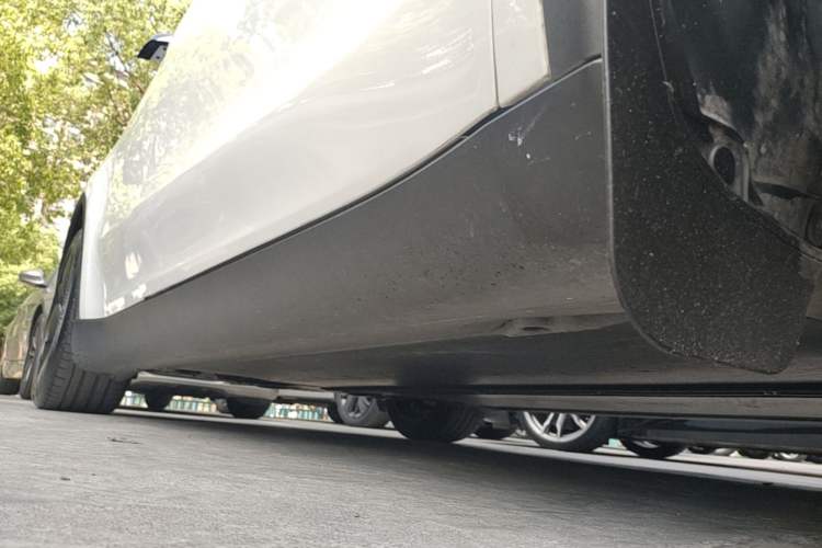 Used Tesla Model Y 2025 Long-Range All-Wheel-Drive Version Right Side Sill