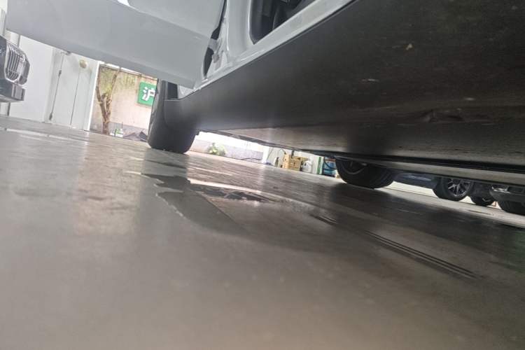 Used Tesla Model Y 2025 Long-Range All-Wheel-Drive Version Right Side Sill