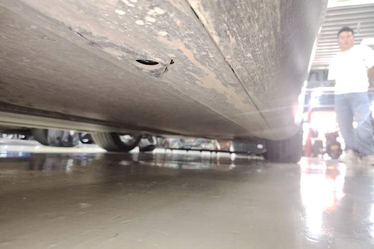 Used Tesla Model Y 2025 Rear-Wheel Drive First Edition Right Side Sill