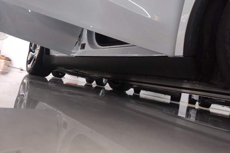 Used Tesla Model Y 2025 Rear-Wheel Drive First Edition Right Side Sill