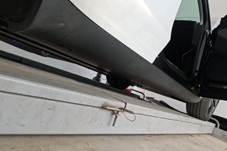 Used Tesla Model Y 2025 Rear-Wheel-Drive Version Right Side Sill
