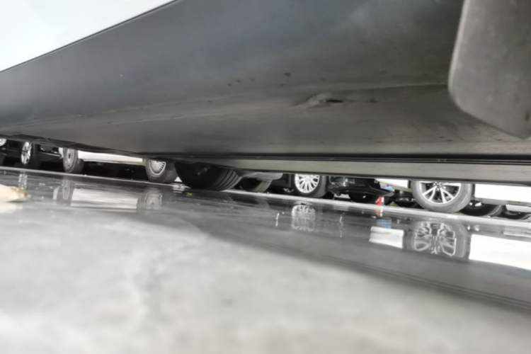 Used Tesla Model Y 2025 Rear-Wheel Drive First Edition Right Side Sill
