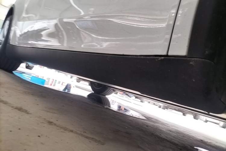 Used Tesla Model Y 2025 Rear-Wheel Drive First Edition Right Side Sill