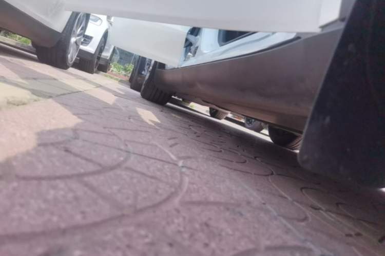 Used Tesla Model Y 2025 Long-Range All-Wheel Drive First Edition Right Side Sill