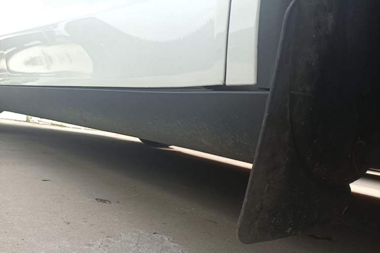 Used Tesla Model Y 2025 Rear-Wheel-Drive Version Right Side Sill