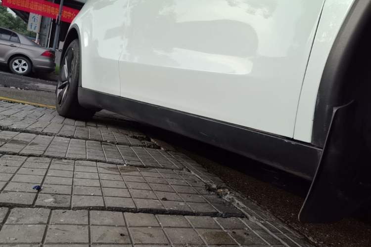 Used Tesla Model Y 2025 Rear-Wheel-Drive Version Right Side Sill