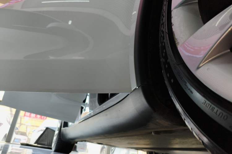 Used Tesla Model Y 2025 Rear-Wheel-Drive Version Right Side Sill