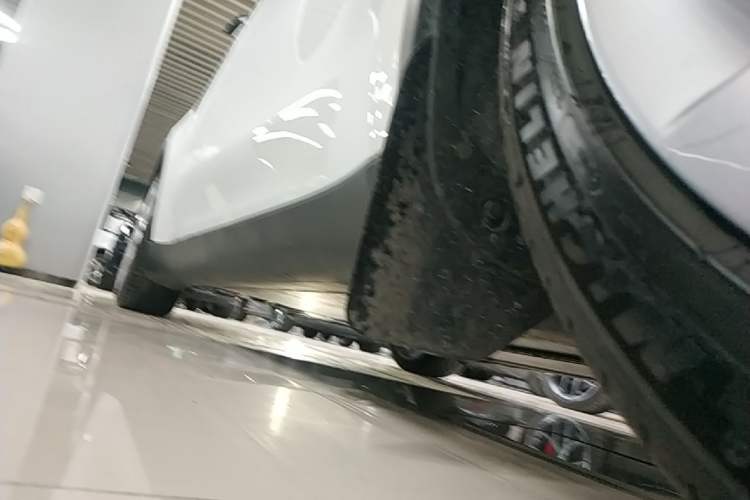 Used Tesla Model Y 2025 Long-Range All-Wheel-Drive Version Right Side Sill