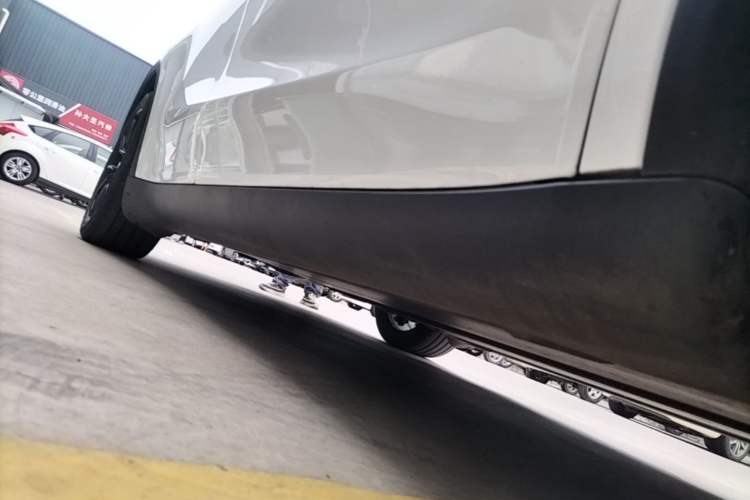 Used Tesla Model Y 2025 Rear-Wheel Drive First Edition Right Side Sill