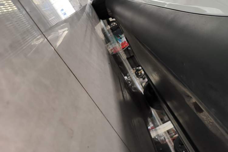 Used Tesla Model Y 2025 Rear-Wheel Drive First Edition Right Side Sill
