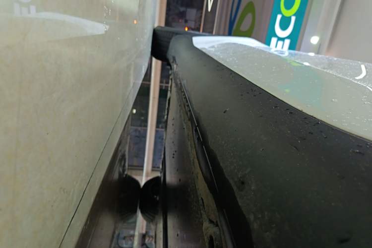 Used Tesla Model Y 2025 Long-Range All-Wheel-Drive Version Right Side Sill