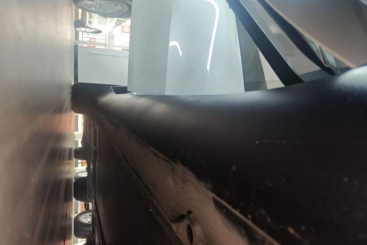 Used Tesla Model Y 2025 Rear-Wheel Drive First Edition Right Side Sill