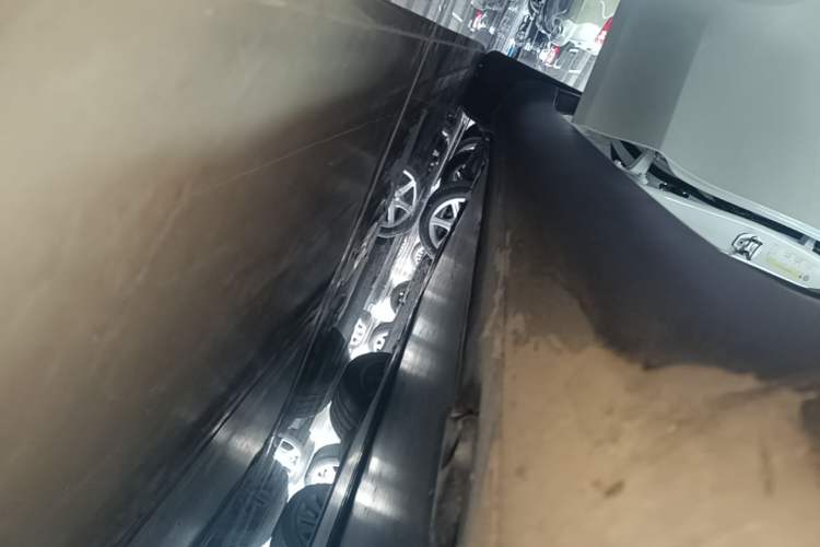 Used Tesla Model Y 2025 Rear-Wheel-Drive Version Right Side Sill