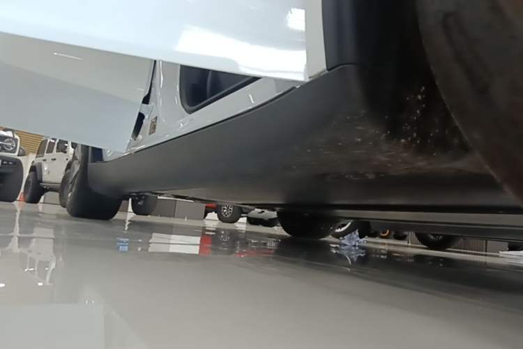 Used Tesla Model Y 2025 Rear-Wheel Drive First Edition Right Side Sill