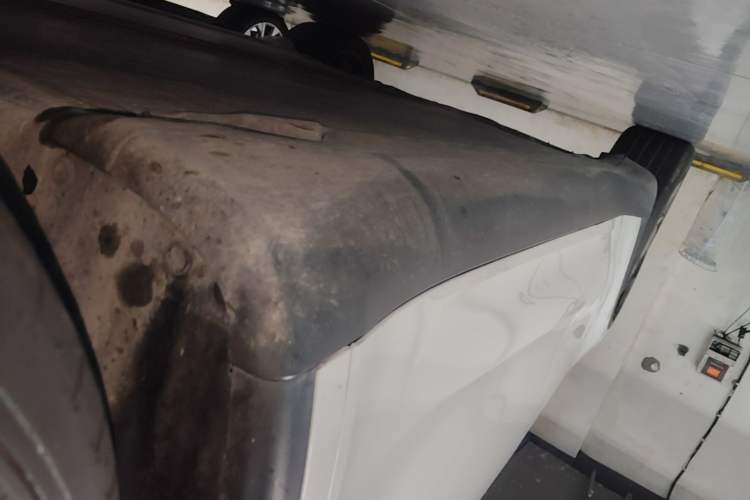 Used Tesla Model Y 2025 Rear-Wheel Drive First Edition Right Side Sill