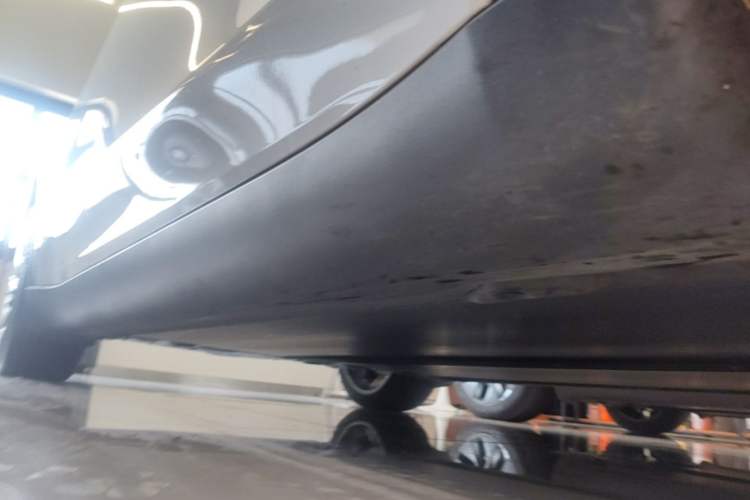 Used Tesla Model Y 2025 Long-Range All-Wheel-Drive Version Right Side Sill