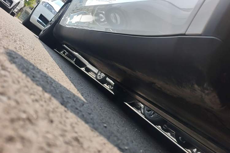 Used Tesla Model Y 2025 Long-Range All-Wheel-Drive Version Right Side Sill