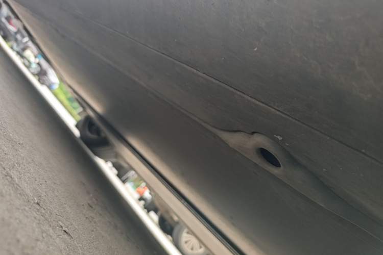 Used Tesla Model Y 2025 Rear-Wheel-Drive Version Right Side Sill