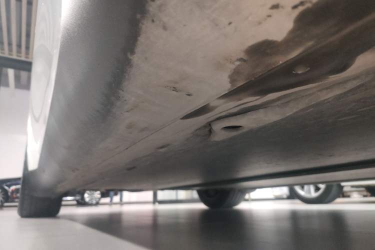 Used Tesla Model Y 2025 Long-Range All-Wheel-Drive Version Right Side Sill