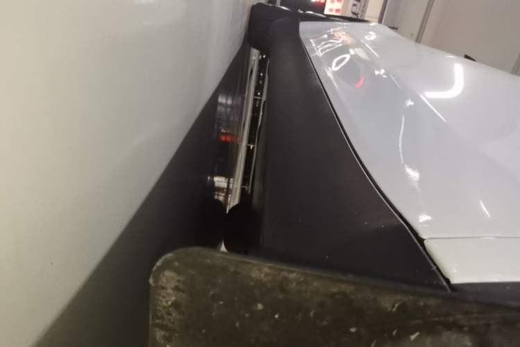 Used Tesla Model Y 2025 Rear-Wheel-Drive Version Right Side Sill