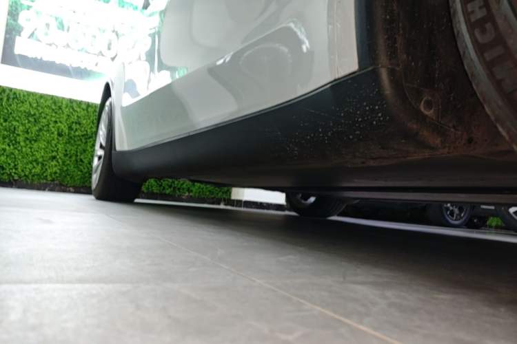 Used Tesla Model Y 2025 Long-Range All-Wheel-Drive Version Right Side Sill