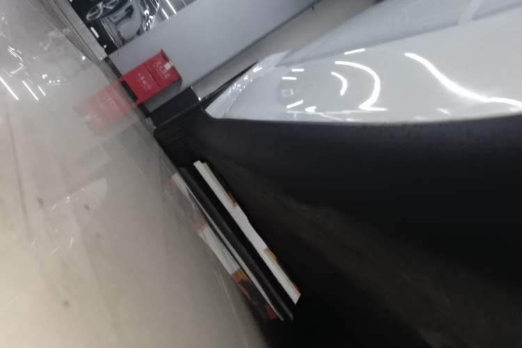 Used Tesla Model Y 2025 Rear-Wheel Drive First Edition Right Side Sill