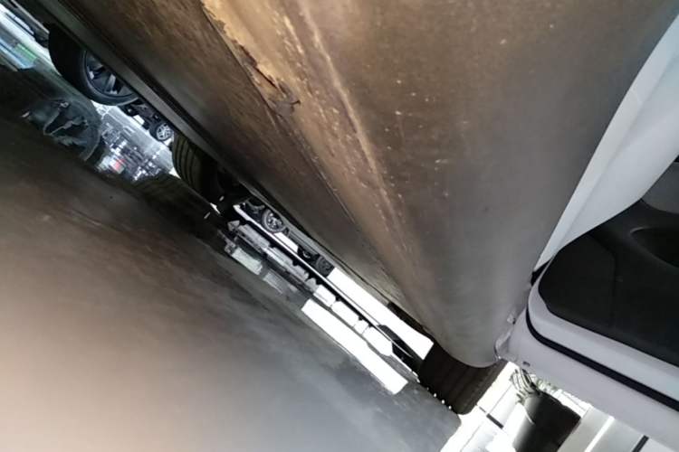 Used Tesla Model Y 2025 Rear-Wheel Drive First Edition Right Side Sill
