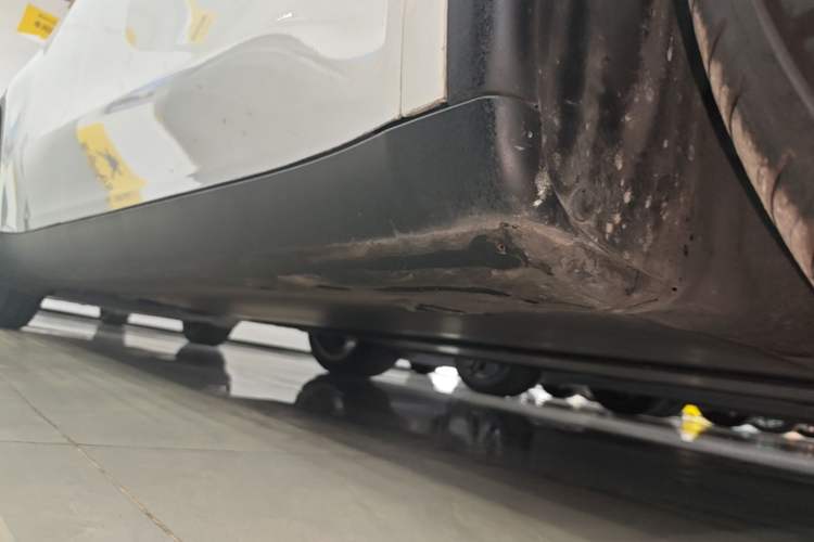 Used Tesla Model Y 2025 Long-Range All-Wheel Drive First Edition Right Side Sill