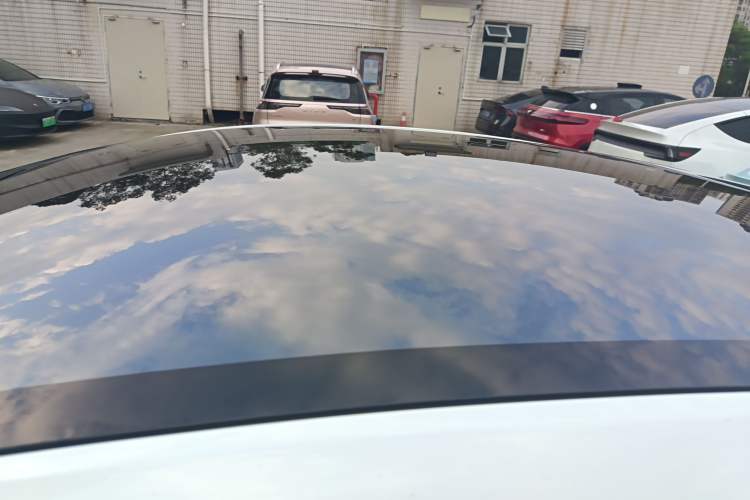 Used Tesla Model Y 2025 Long-Range All-Wheel-Drive Version Roof