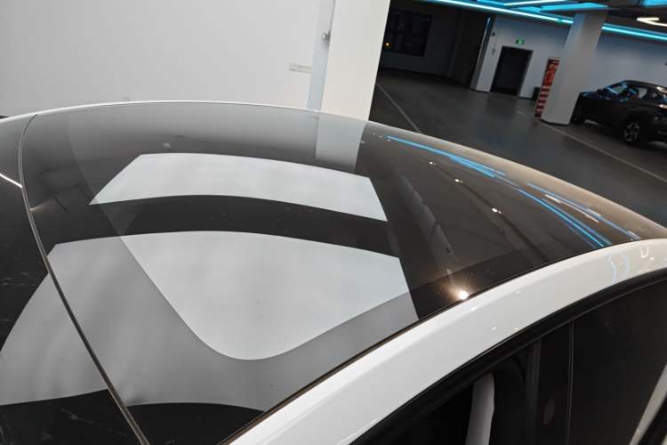 Used Tesla Model Y 2025 Long-Range All-Wheel-Drive Version Roof