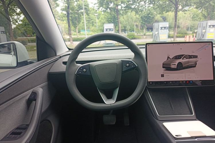 Used Tesla Model Y 2025 Rear-Wheel-Drive Version Steering Wheel