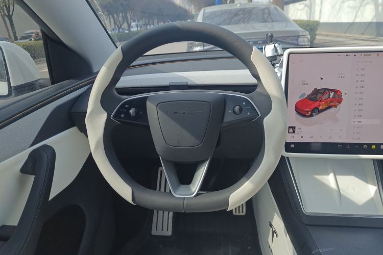 Used Tesla Model Y 2025 Long-Range All-Wheel Drive First Edition Steering Wheel