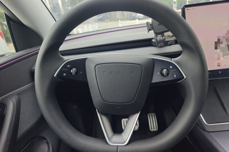 Used Tesla Model Y 2025 Rear-Wheel Drive First Edition Steering Wheel
