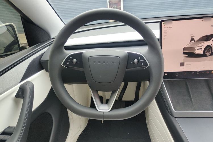 Used Tesla Model Y 2025 Long-Range All-Wheel-Drive Version Steering Wheel