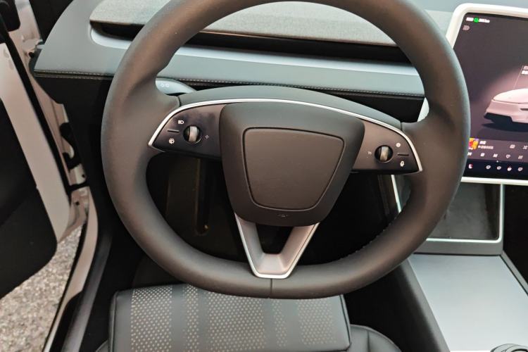Used Tesla Model Y 2025 Rear-Wheel-Drive Version Steering Wheel