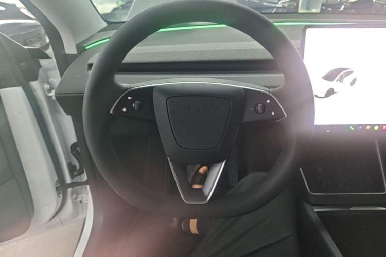 Used Tesla Model Y 2025 Long-Range All-Wheel-Drive Version Steering Wheel