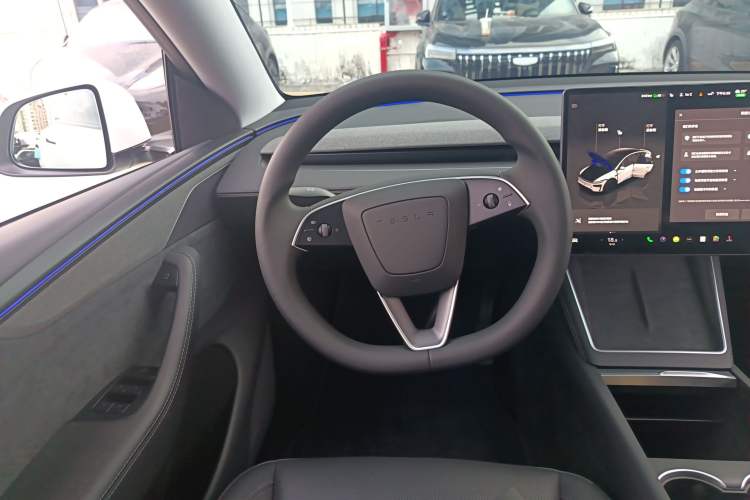 Used Tesla Model Y 2025 Long-Range All-Wheel-Drive Version Steering Wheel