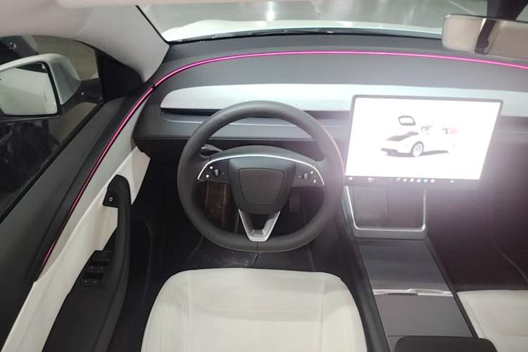 Used Tesla Model Y 2025 Rear-Wheel Drive First Edition Steering Wheel