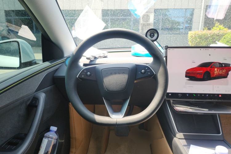 Used Tesla Model Y 2025 Long-Range All-Wheel-Drive Version Steering Wheel