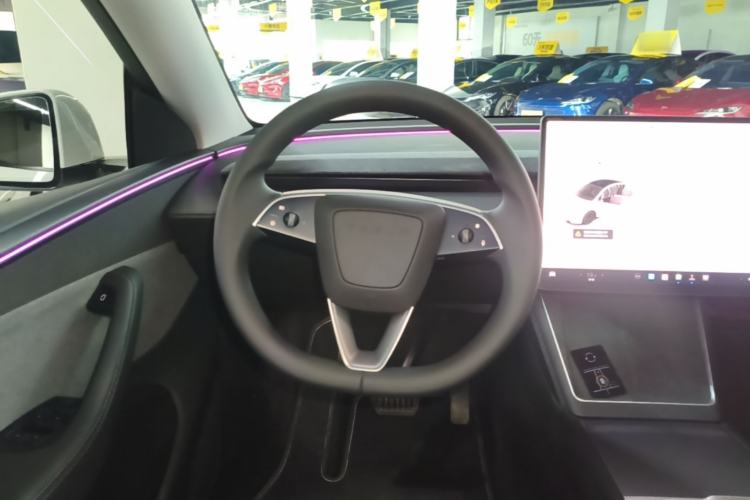Used Tesla Model Y 2025 Rear-Wheel Drive First Edition Steering Wheel