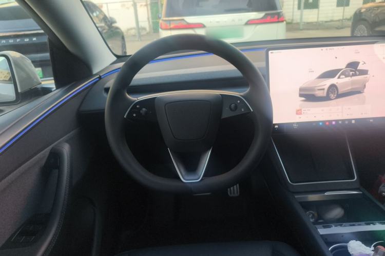 Used Tesla Model Y 2025 Rear-Wheel Drive First Edition Steering Wheel