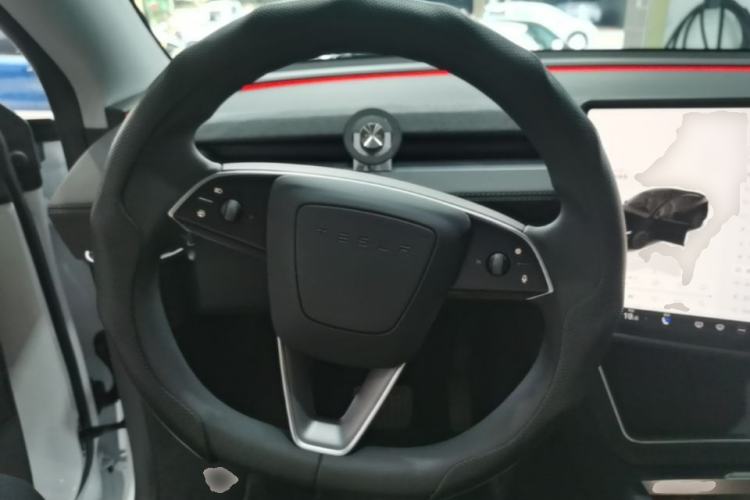 Used Tesla Model Y 2025 Rear-Wheel Drive First Edition Steering Wheel