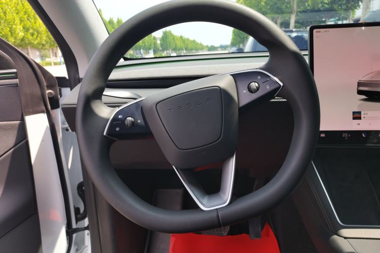 Used Tesla Model Y 2025 Updated Version Long-Range All-Wheel Drive Steering Wheel