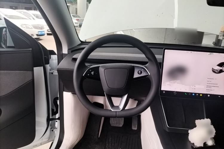 Used Tesla Model Y 2025 Rear-Wheel Drive First Edition Steering Wheel