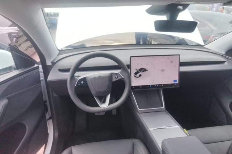 Used Tesla Model Y 2025 Long-Range All-Wheel Drive First Edition Steering Wheel