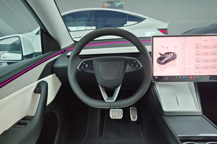 Used Tesla Model Y 2025 Long-Range All-Wheel Drive First Edition Steering Wheel
