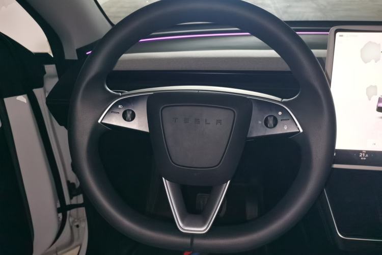 Used Tesla Model Y 2025 Long-Range All-Wheel Drive First Edition Steering Wheel