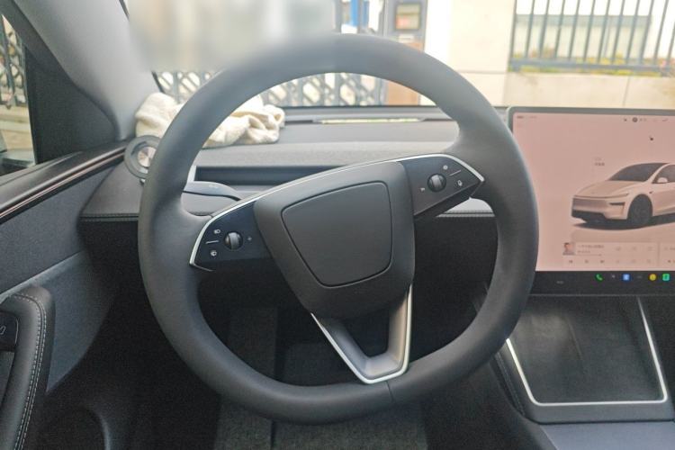 Used Tesla Model Y 2025 Rear-Wheel Drive First Edition Steering Wheel