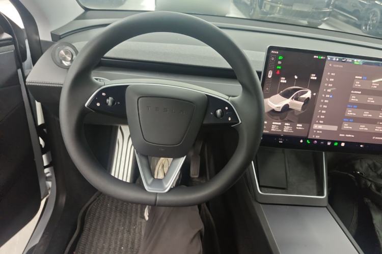 Used Tesla Model Y 2025 Long-Range All-Wheel-Drive Version Steering Wheel