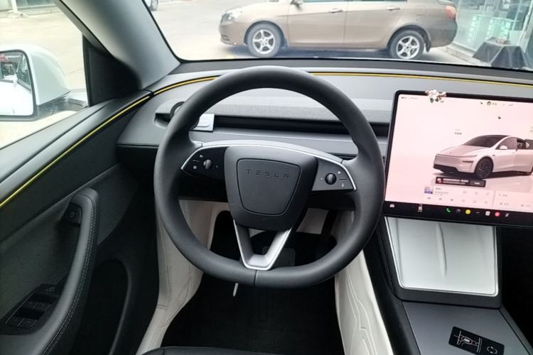 Used Tesla Model Y 2025 Rear-Wheel Drive First Edition Steering Wheel